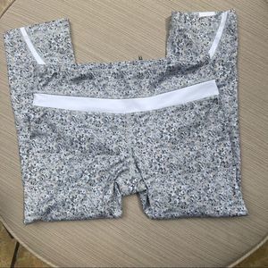 Lululemon Crop Pants Preowned Size 6 21”inseam black and white beige fleck